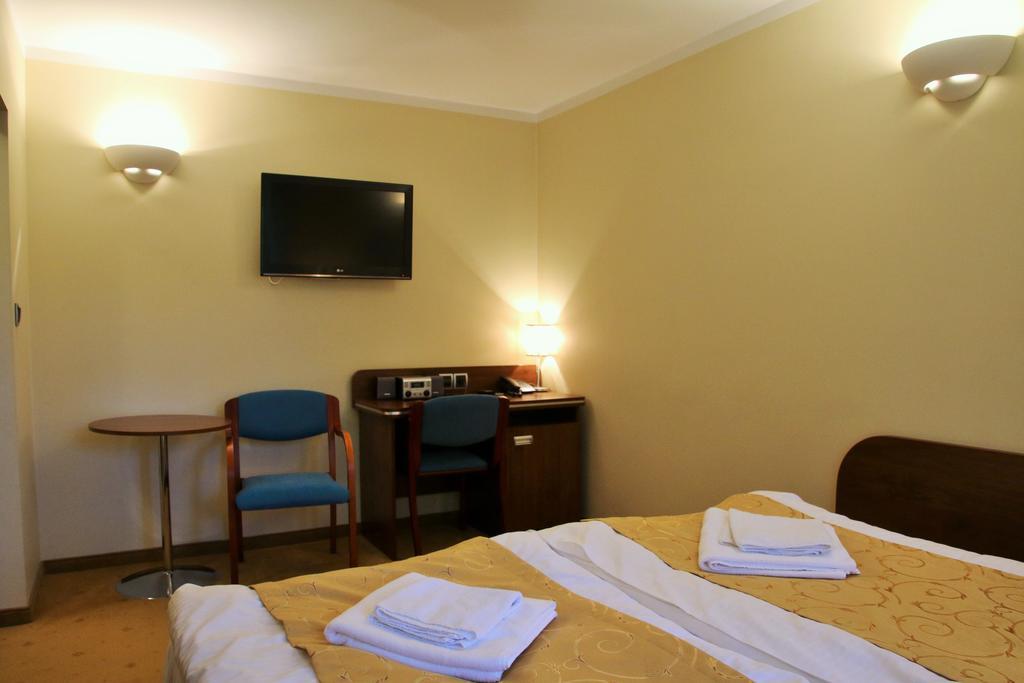 Willa Pod Skrzydlami Hotel Międzybrodzie Bialskie Kültér fotó