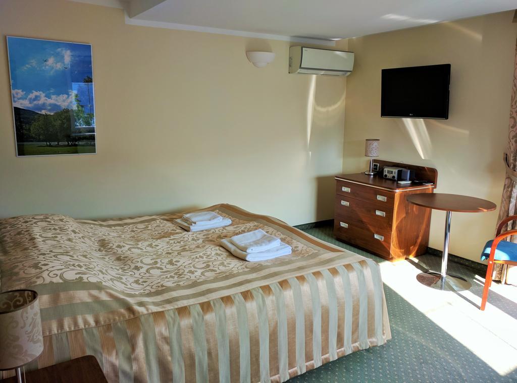 Willa Pod Skrzydlami Hotel Międzybrodzie Bialskie Kültér fotó